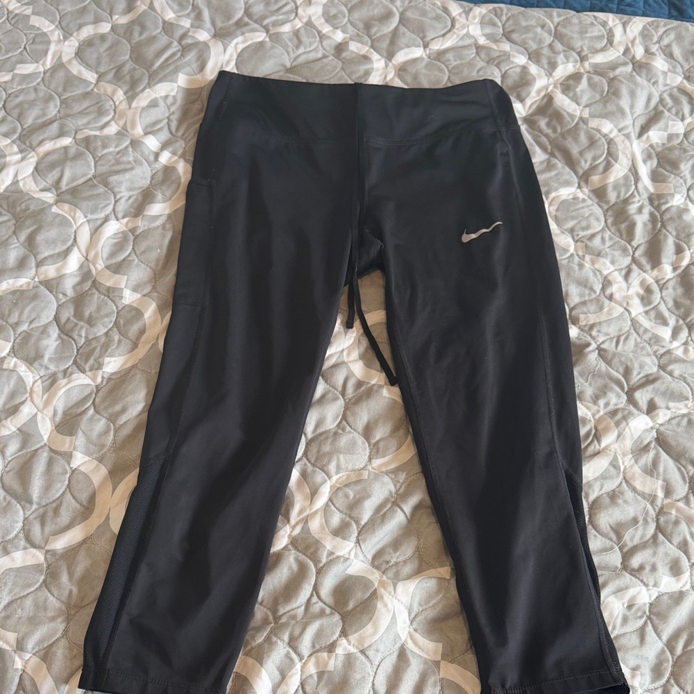 Nike Dri-FIT black capri leggings medium